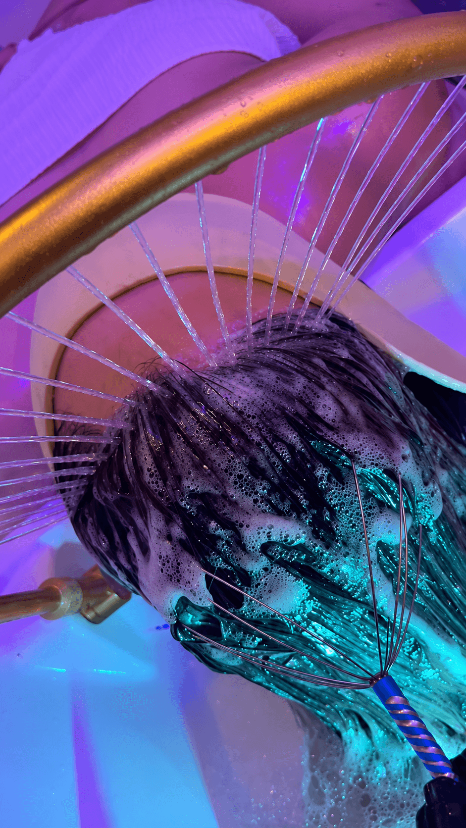 Head spa para cabeza: cabello con espuma bajo un arco dorado con chorros de agua